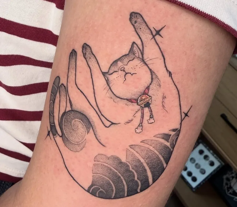 Tatuagem autoral de gato nas mãos