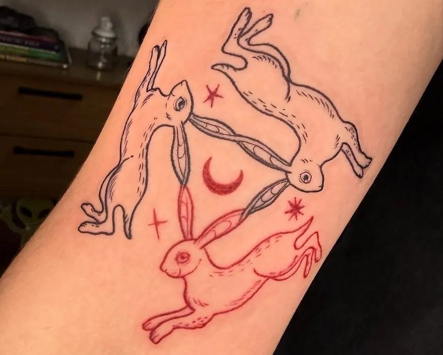 Tatuagem autoral de três coelhos
