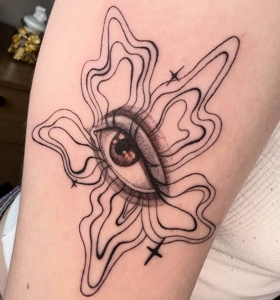 Tatuagem autoral de olho com pétalas