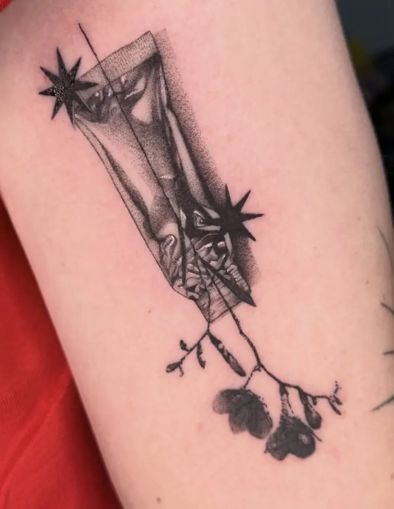 Tatuagem autoral de ampulheta com flores